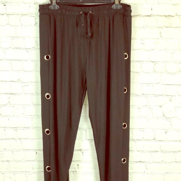 Pants - 💖New black joggers w/ silver open rings on sides